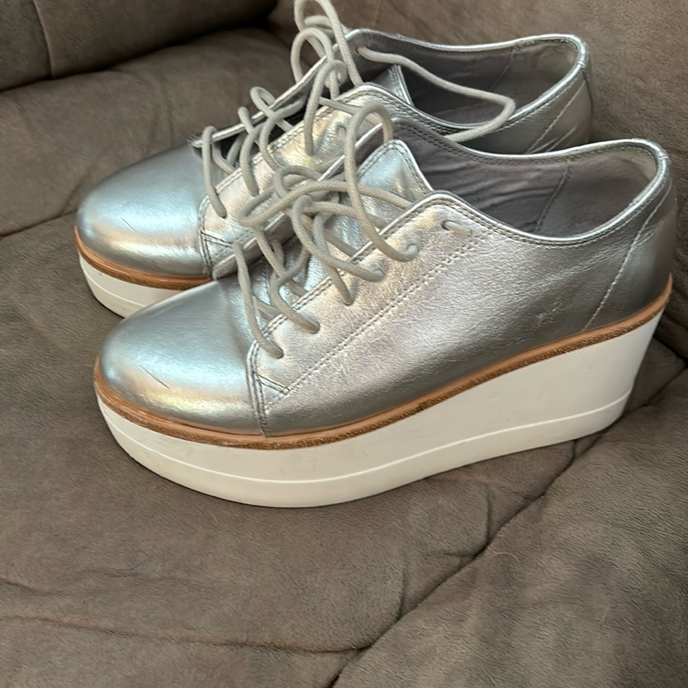 Steve Madden pre loved metallic platform sneaker